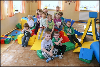 Dzieci w sali zabaw