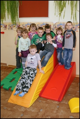 Dzieci w sali zabaw