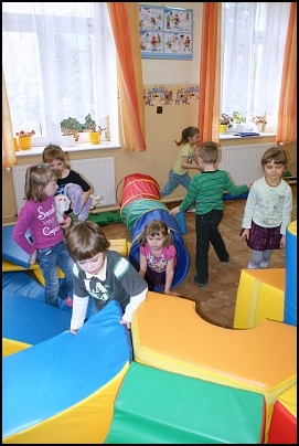 Dzieci w sali zabaw