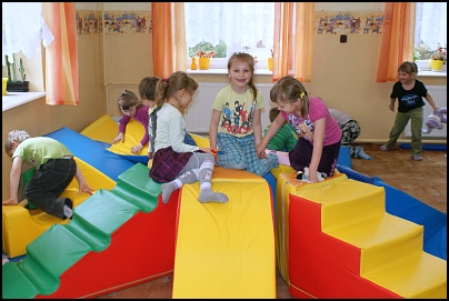 Dzieci w sali zabaw