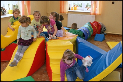 Dzieci w sali zabaw