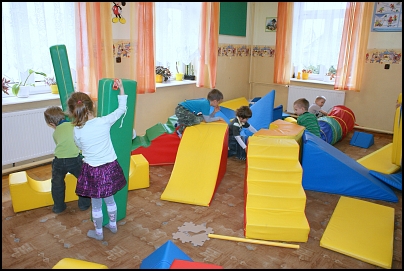 Dzieci w sali zabaw