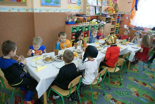 Zabawa choinkowa przedszkolaków