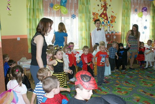 Zabawa choinkowa przedszkolaków